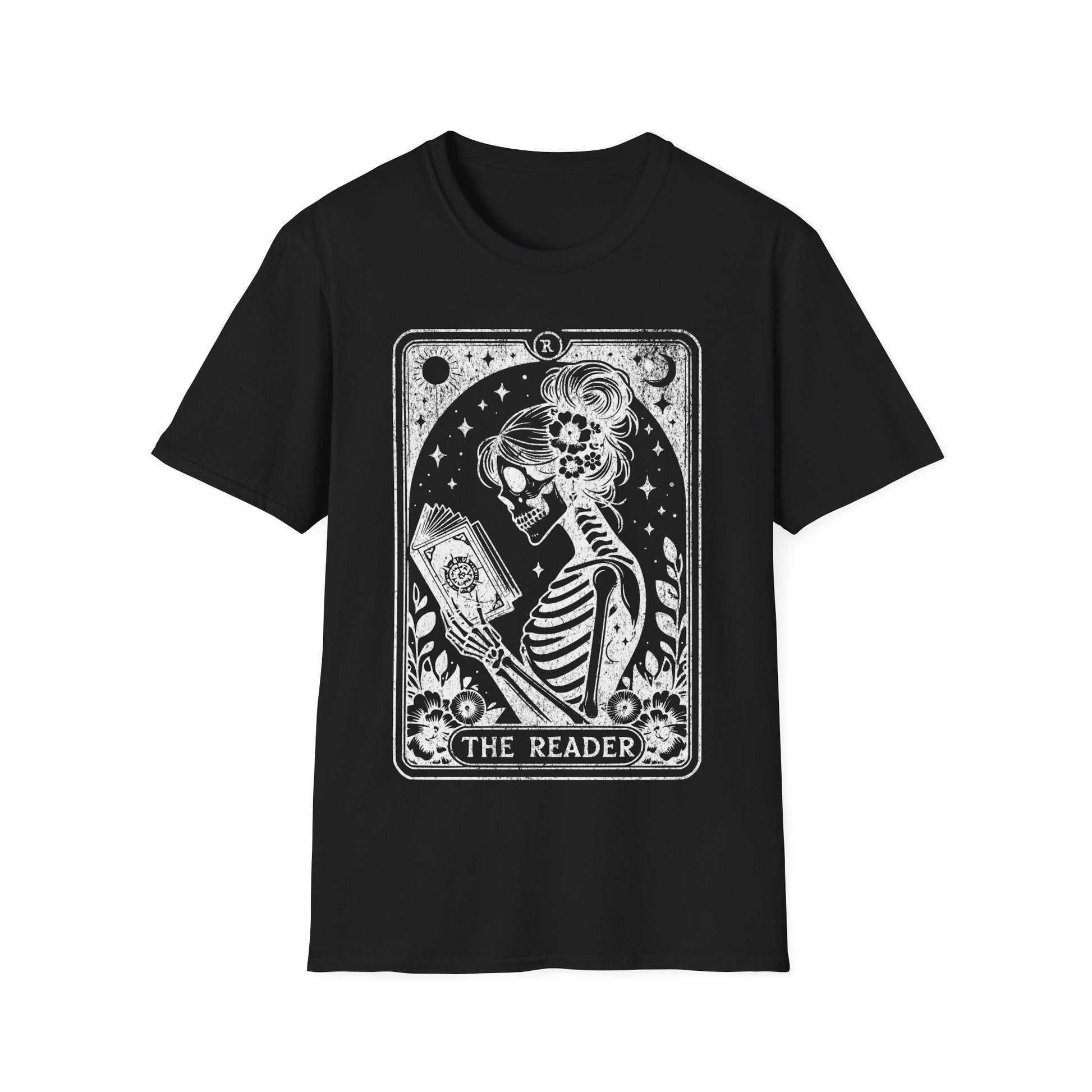 The Reader Tarot T-Shirt – schwarzes Unisex Shirt mit weiblichem Skelett, das ein Buch liest im mystischen Tarotkarten-Stil