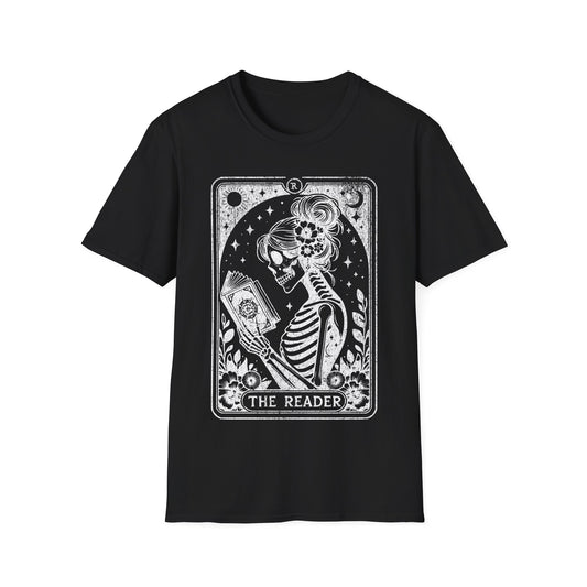 The Reader Tarot T-Shirt – schwarzes Unisex Shirt mit weiblichem Skelett, das ein Buch liest im mystischen Tarotkarten-Stil
