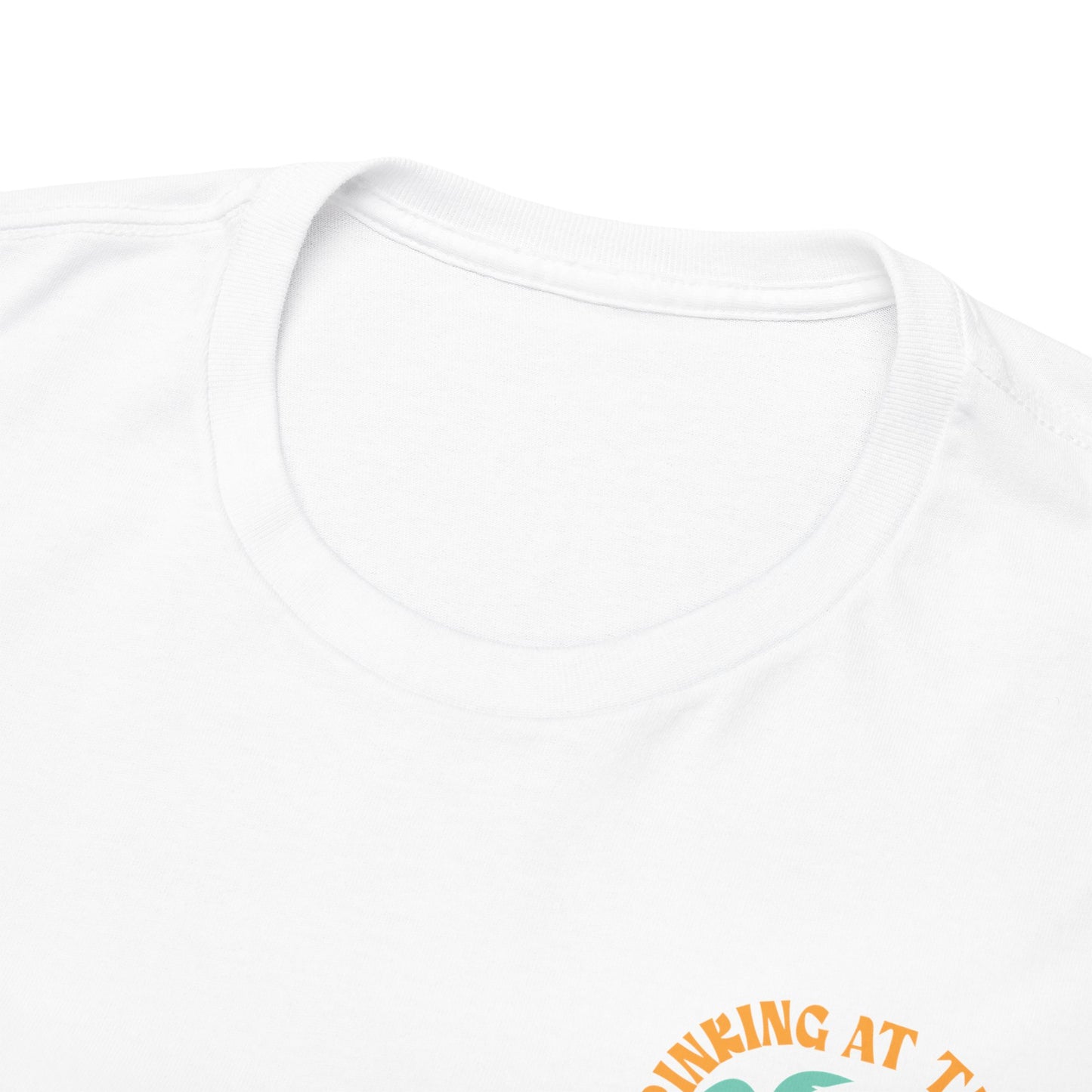 T-Shirt „Day Drinking is my Happy Place“ – Partyshirt mit Skelett & Cocktail