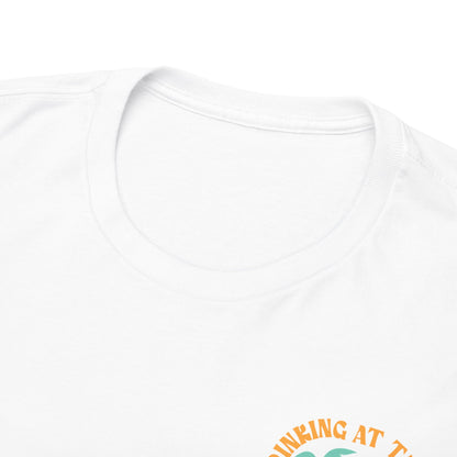 T-Shirt „Day Drinking is my Happy Place“ – Partyshirt mit Skelett & Cocktail