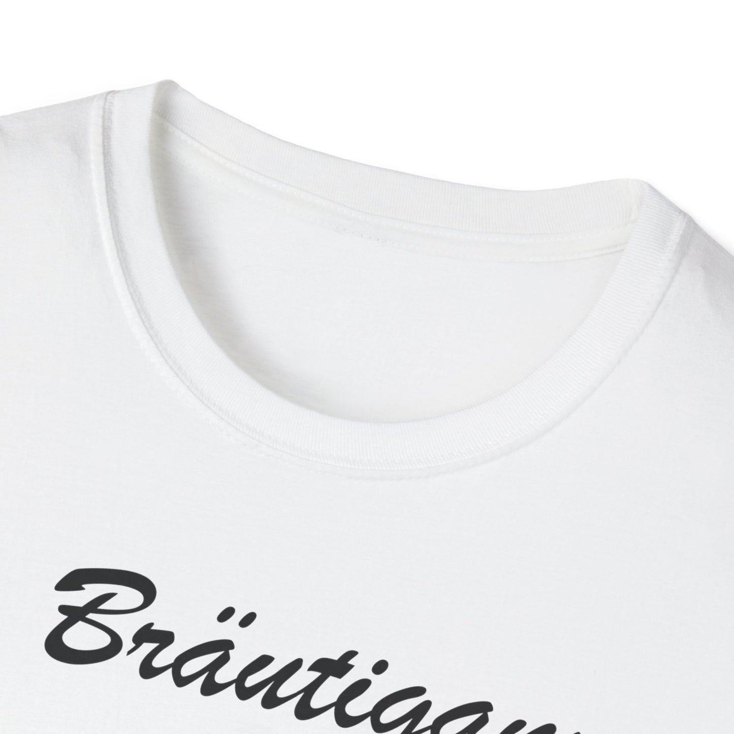 Nahaufnahme des Rundhalsausschnitts eines weißen T-Shirts mit dem Schriftzug „Bräutigam“ – Fokus auf Stoffqualität und Druckdetails.
