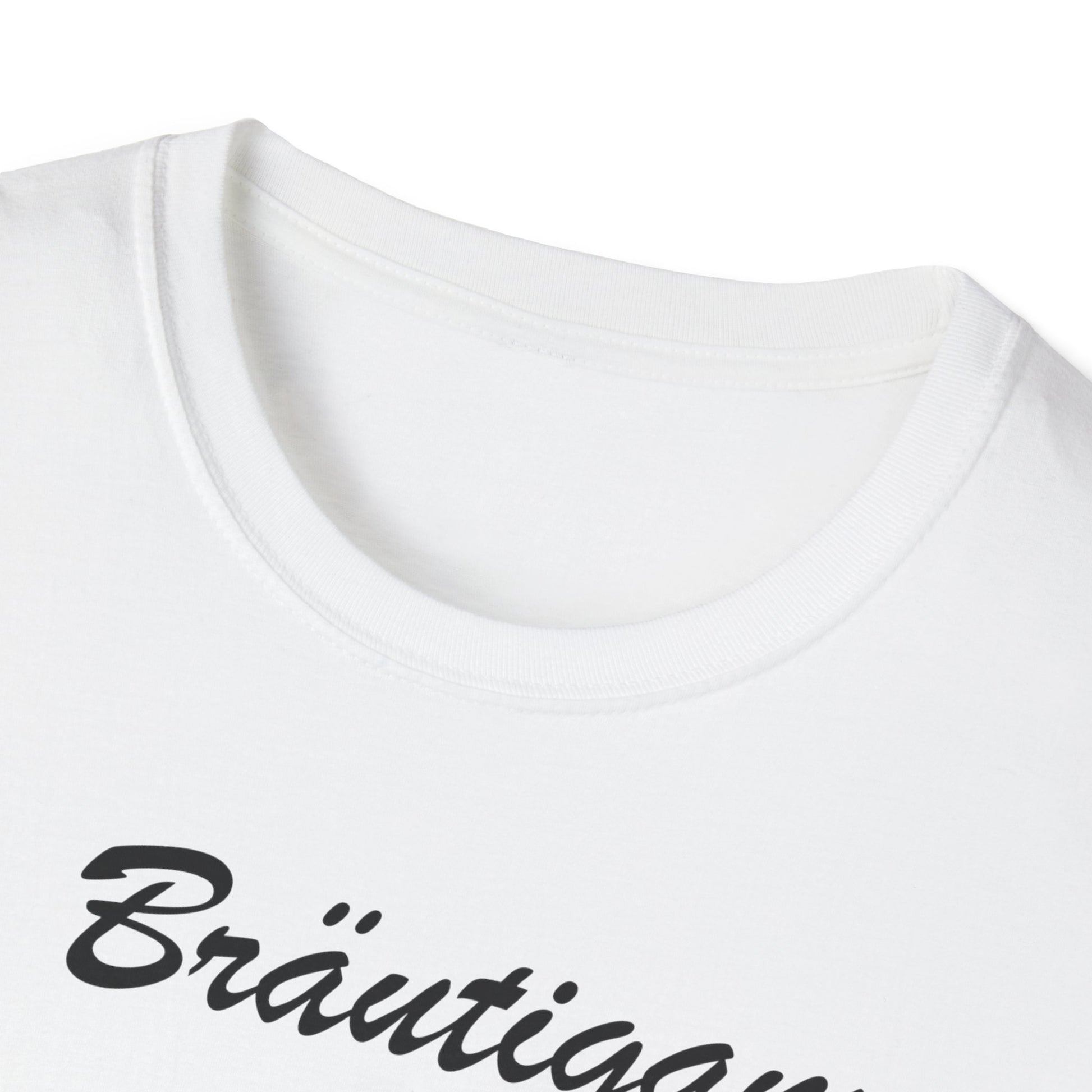 Nahaufnahme des Rundhalsausschnitts eines weißen T-Shirts mit dem Schriftzug „Bräutigam“ – Fokus auf Stoffqualität und Druckdetails.