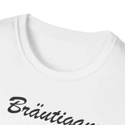 Nahaufnahme des Rundhalsausschnitts eines weißen T-Shirts mit dem Schriftzug „Bräutigam“ – Fokus auf Stoffqualität und Druckdetails.