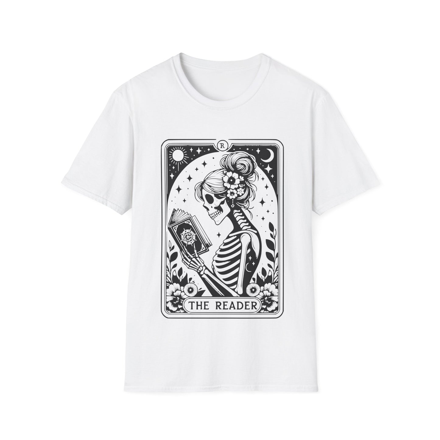 The Reader Tarot T-Shirt – schwarzes Unisex Shirt mit weiblichem Skelett, das ein Buch liest im mystischen Tarotkarten-Stil