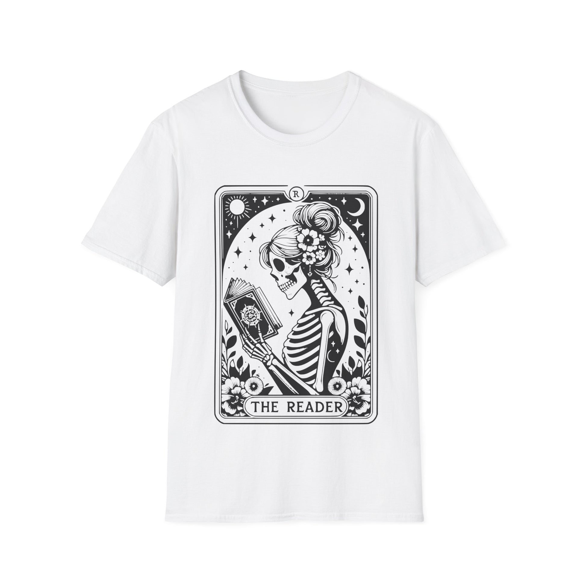 The Reader Tarot T-Shirt – schwarzes Unisex Shirt mit weiblichem Skelett, das ein Buch liest im mystischen Tarotkarten-Stil