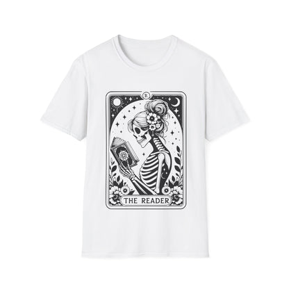 The Reader Tarot T-Shirt – schwarzes Unisex Shirt mit weiblichem Skelett, das ein Buch liest im mystischen Tarotkarten-Stil