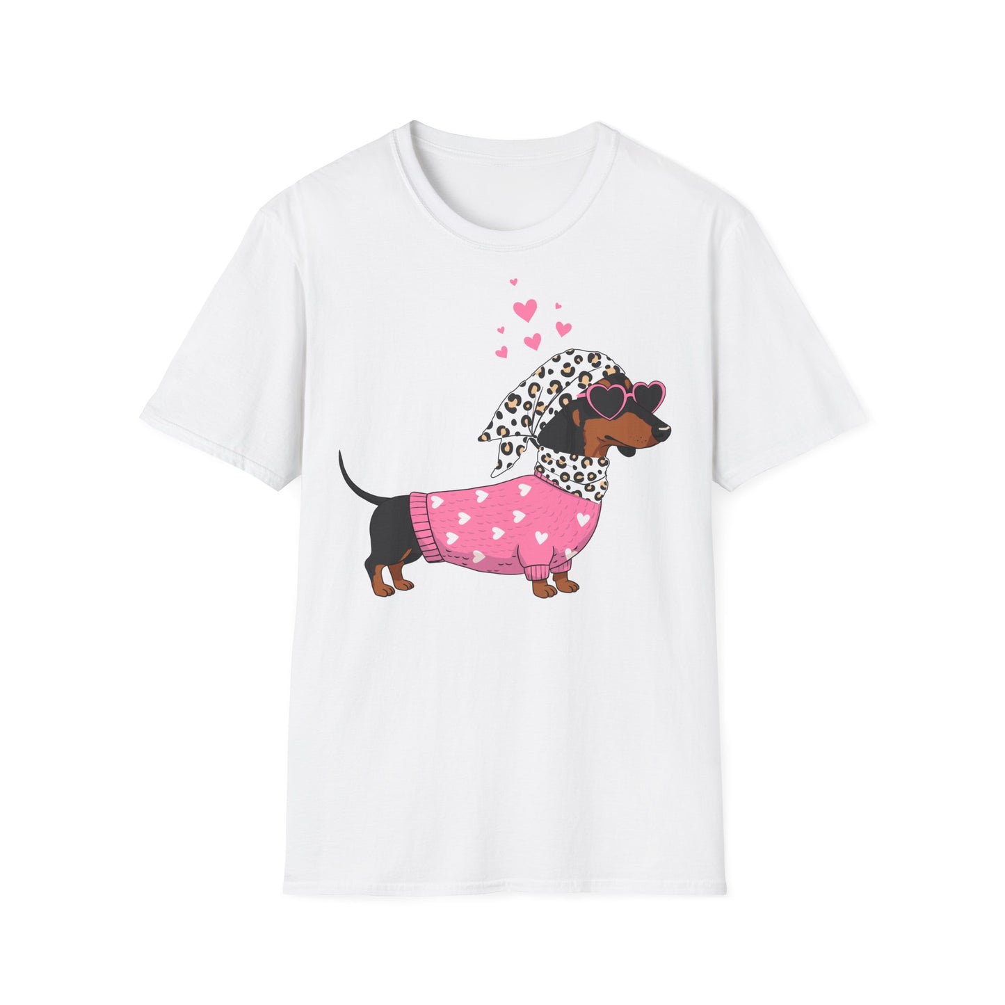  weißes Dackel T-Shirt mit pinkem Herz-Sweater, Leoparden-Tuch und Herz-Sonnenbrille – Valentinstag & Hundeliebhaber Shirt