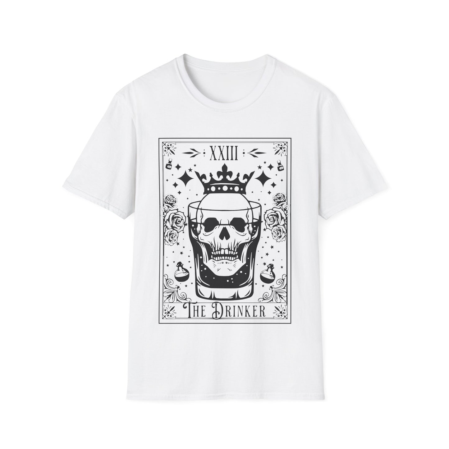 The Drinker Tarot T-Shirt – Unisex Shirt in Schwarz & Weiß mit Totenkopf im Whiskyglas im mystischen Tarotkarten-Stil