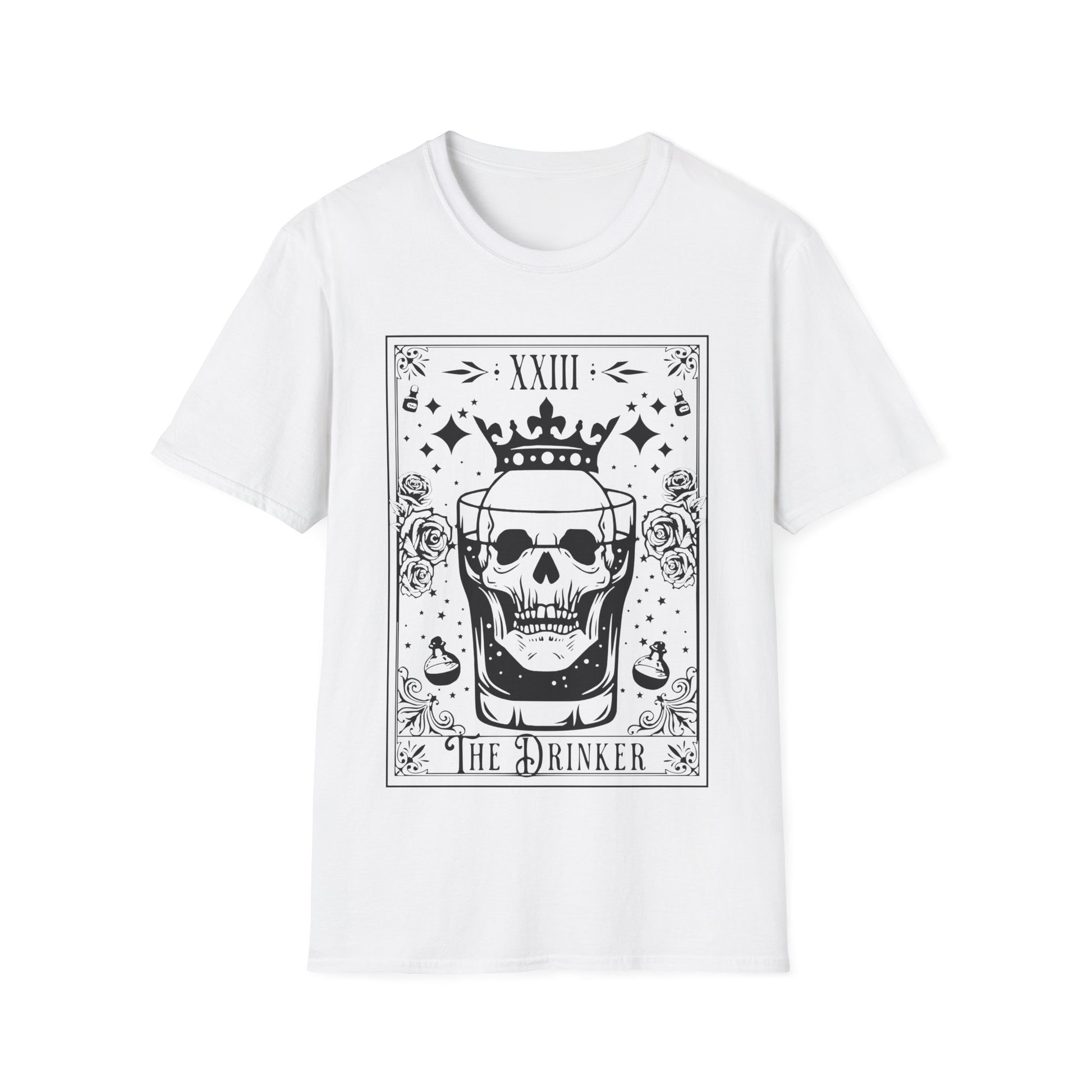 The Drinker Tarot T-Shirt – Unisex Shirt in Schwarz & Weiß mit Totenkopf im Whiskyglas im mystischen Tarotkarten-Stil