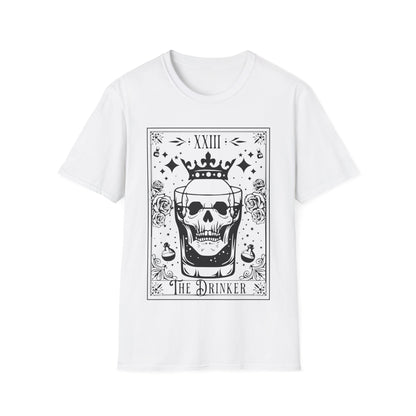 The Drinker Tarot T-Shirt – Unisex Shirt in Schwarz & Weiß mit Totenkopf im Whiskyglas im mystischen Tarotkarten-Stil
