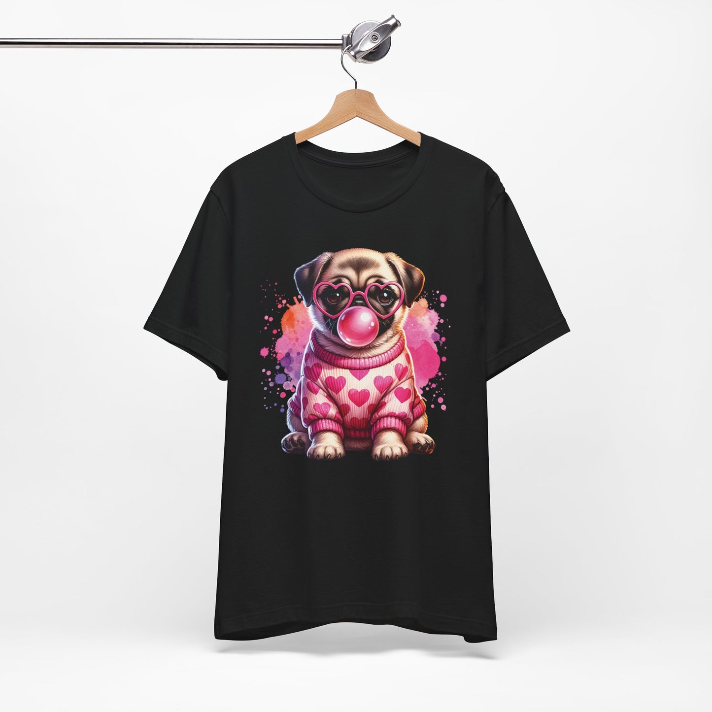 hängendes schwarzes Pug T-Shirt mit süßem Mops im Herz-Pullover, rosa Herzbrille und Bubblegum-Motiv