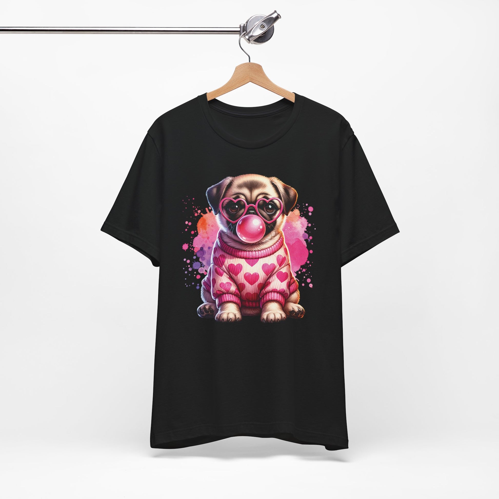 hängendes schwarzes Pug T-Shirt mit süßem Mops im Herz-Pullover, rosa Herzbrille und Bubblegum-Motiv