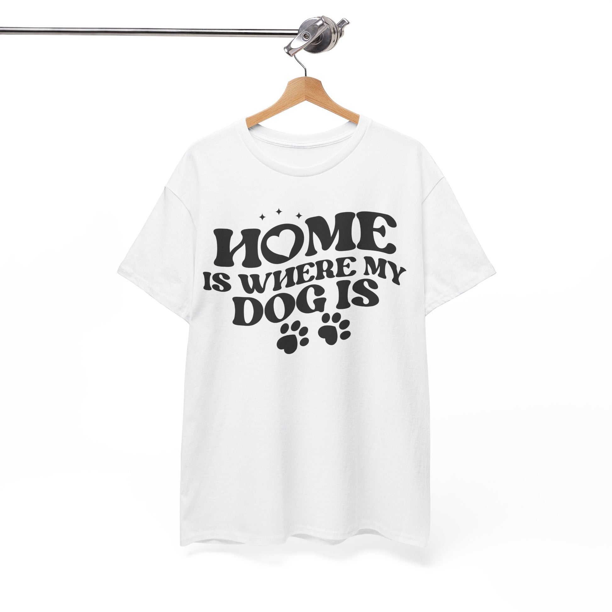 hängendes Weißes T-Shirt mit schwarzem Aufdruck „Home Is Where My Dog Is“ und Pfotenmotiv – Hunde Funshirt für Männer und Frauen

