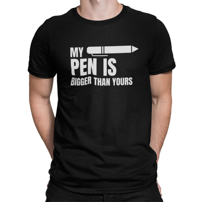 T-Shirt für Männer mit dem lustigen und humorvollen doppeldeutigen Spruch 'my pen is bigger than yours' – mit Stift als Motiv.