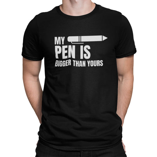 T-Shirt für Männer mit dem lustigen und humorvollen doppeldeutigen Spruch 'my pen is bigger than yours' – mit Stift als Motiv.