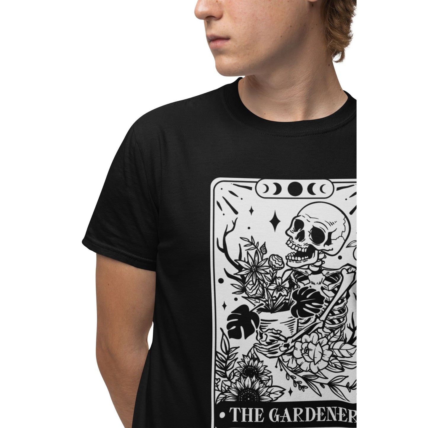 The Gardener T-Shirt – Unisex Tarot Design mit spiritueller Symbolik, grünlicher Print auf Bio-Baumwolle