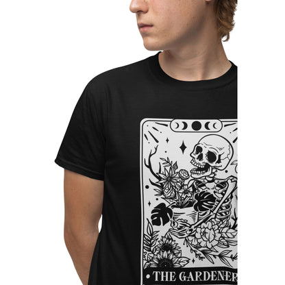 The Gardener T-Shirt – Unisex Tarot Design mit spiritueller Symbolik, grünlicher Print auf Bio-Baumwolle