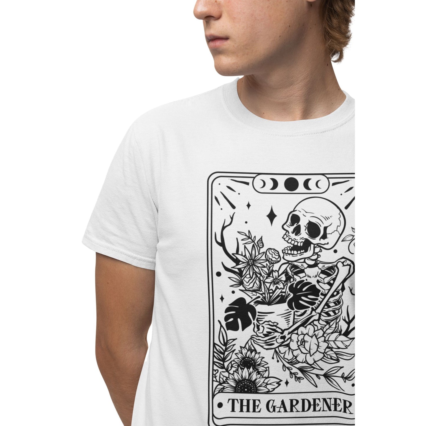 The Gardener T-Shirt – Unisex Tarot Design mit spiritueller Symbolik, grünlicher Print auf Bio-Baumwolle