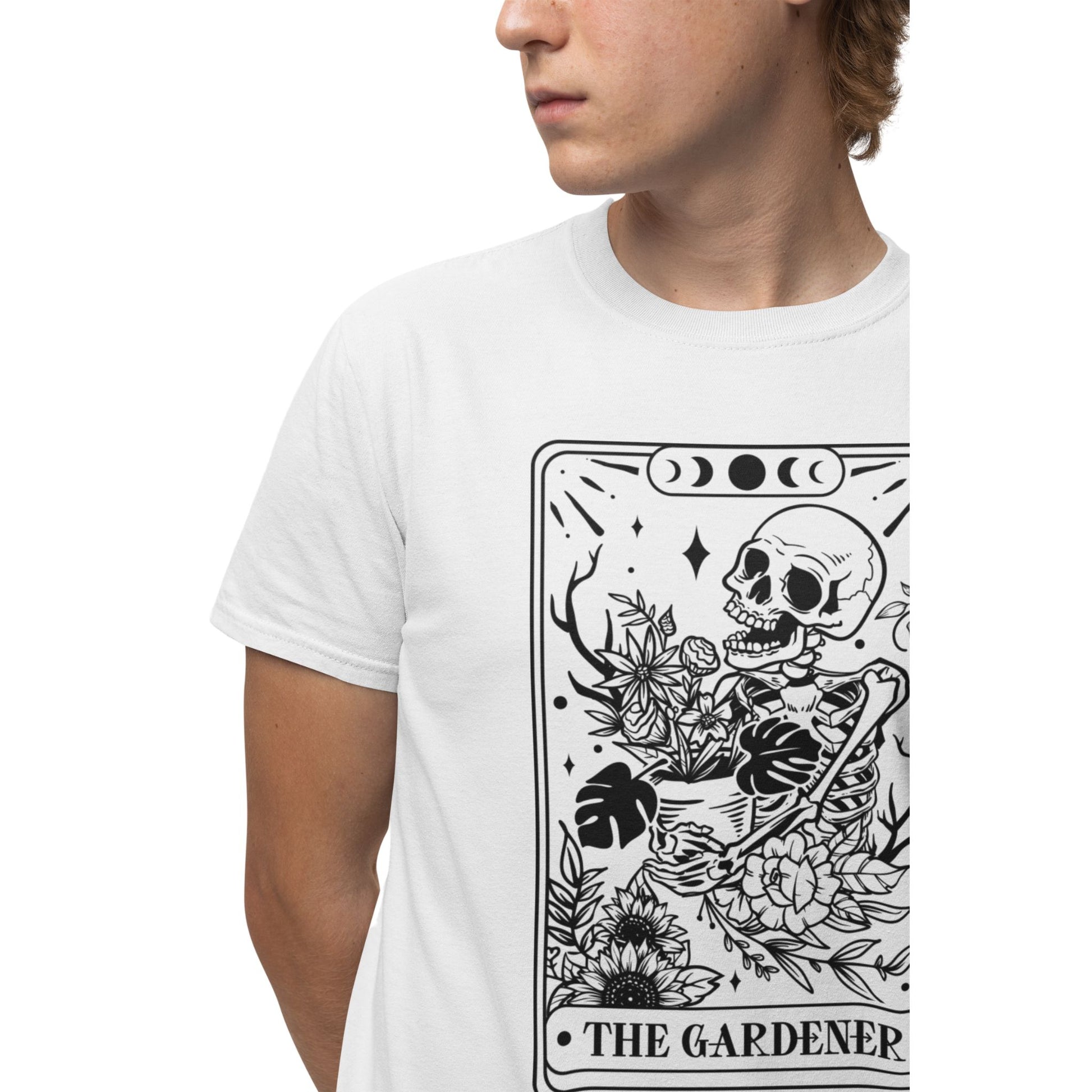 The Gardener T-Shirt – Unisex Tarot Design mit spiritueller Symbolik, grünlicher Print auf Bio-Baumwolle