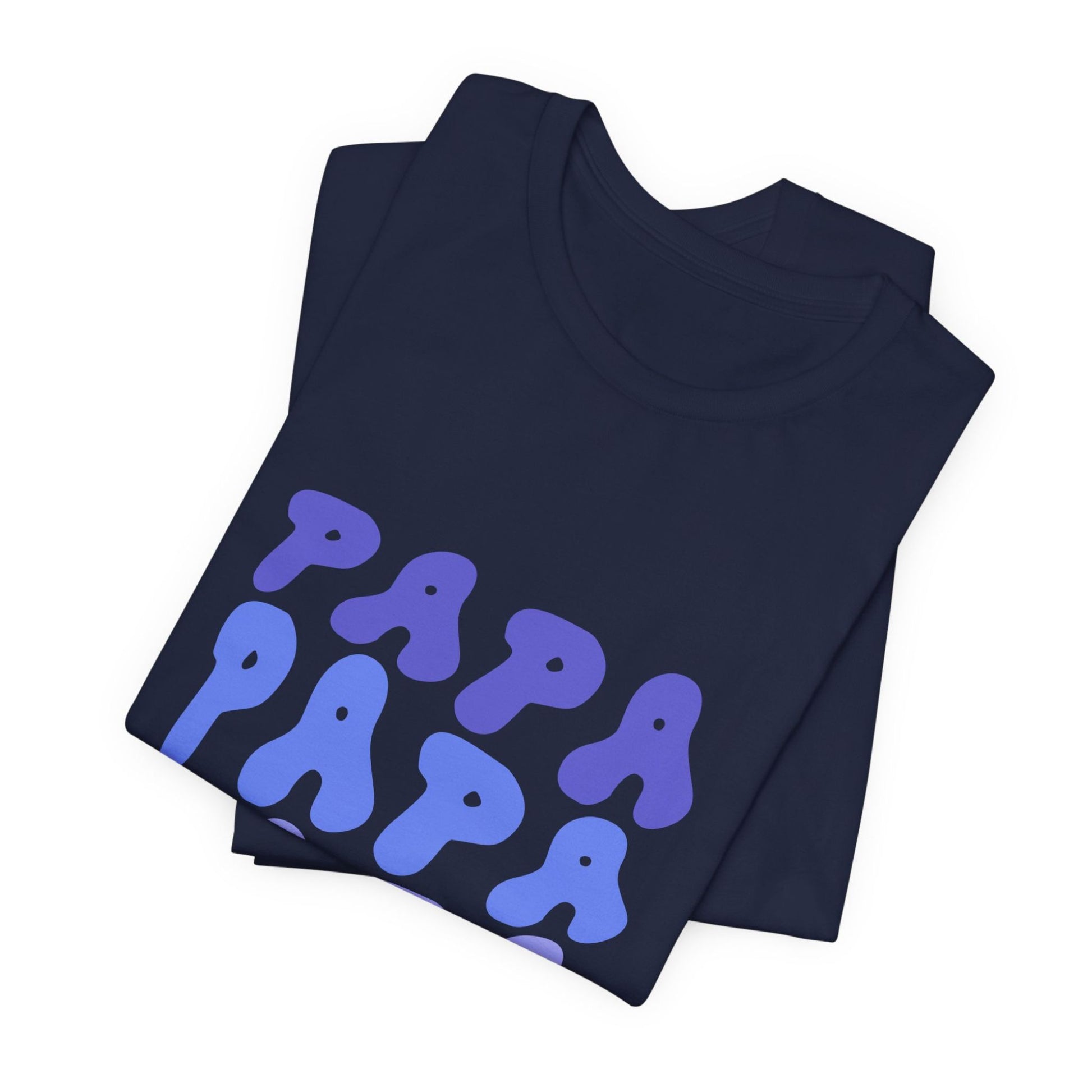T-Shirt mit viermal Papa Schriftzug in geschwungener Schrift – Vatertagsgeschenk für Männer