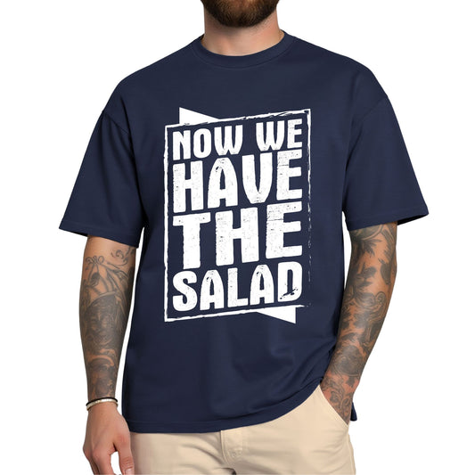 T-Shirt mit Aufdruck 'Now we have the salad' – lustiger englischer Spruch im Streetwear Look