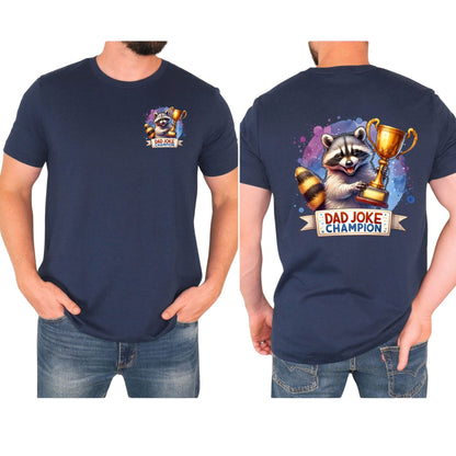 T-Shirt mit Spruch 'Dad Joke Champion' – Front- & Rückenprint mit Pokal und Waschbär – lustiges Vatertags-Shirt"