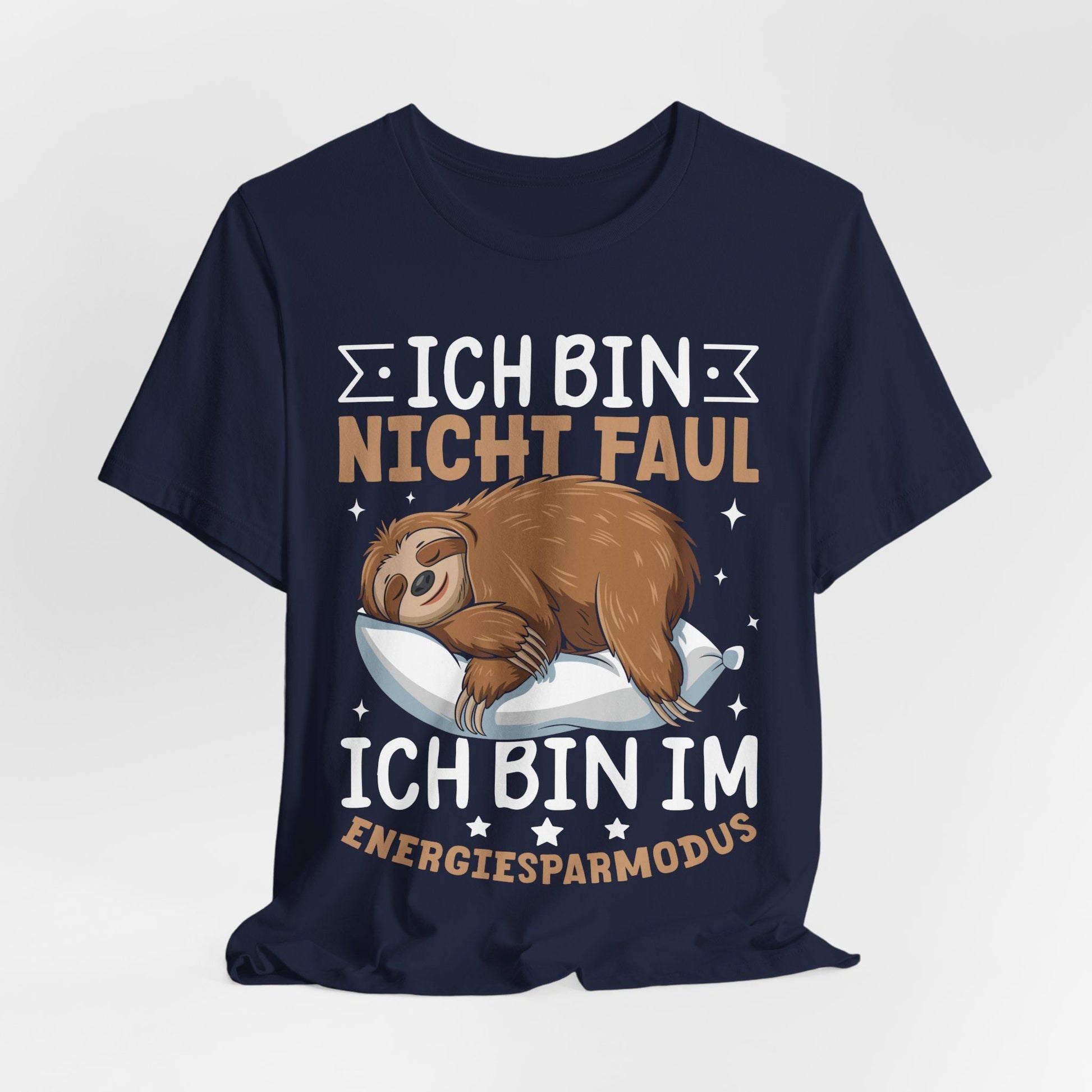 T-Shirt mit Spruch 'Ich bin nicht faul – ich bin im Energiesparmodus' und schlafendem Faultier – witziges Chill-Outfit
