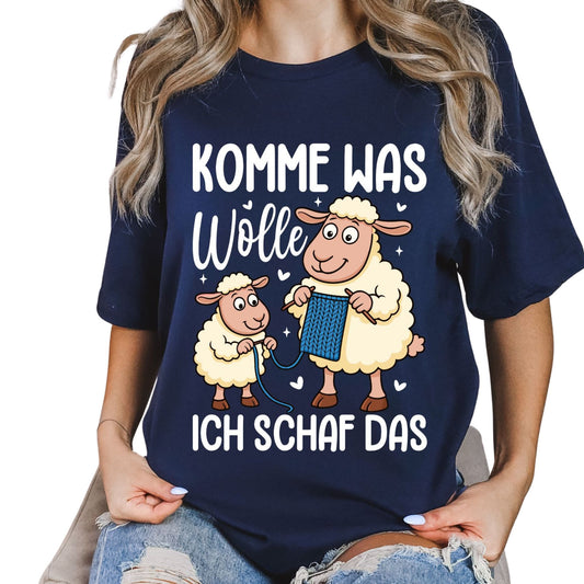 T-Shirt mit Spruch 'Komme was Wolle – Ich Schaf das' und zwei häkelnden Schafen – witziges DIY-Motiv