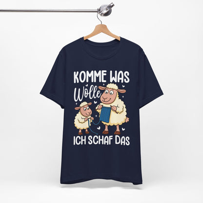 T-Shirt mit Spruch 'Komme was Wolle – Ich Schaf das' und zwei häkelnden Schafen – witziges DIY-Motiv
