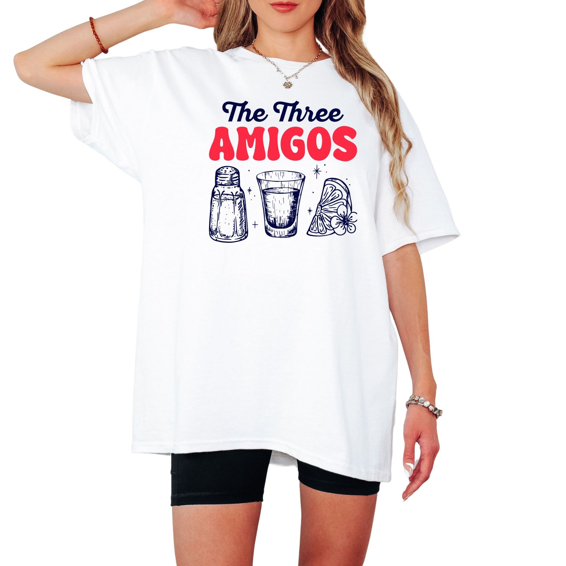 T-Shirt mit Aufdruck 'THE AMIGOS' und Motiven: Salzstreuer, Tequila-Shot & Zitrone – witziges Partymotiv"