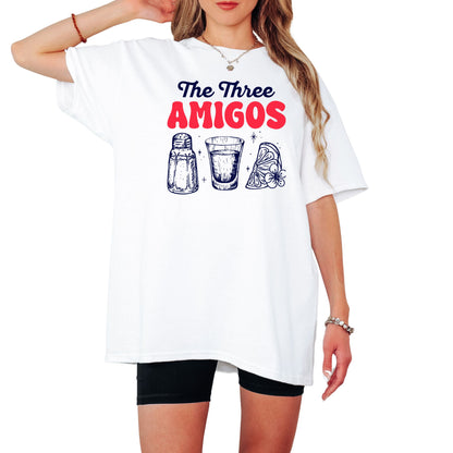T-Shirt mit Aufdruck 'THE AMIGOS' und Motiven: Salzstreuer, Tequila-Shot & Zitrone – witziges Partymotiv"