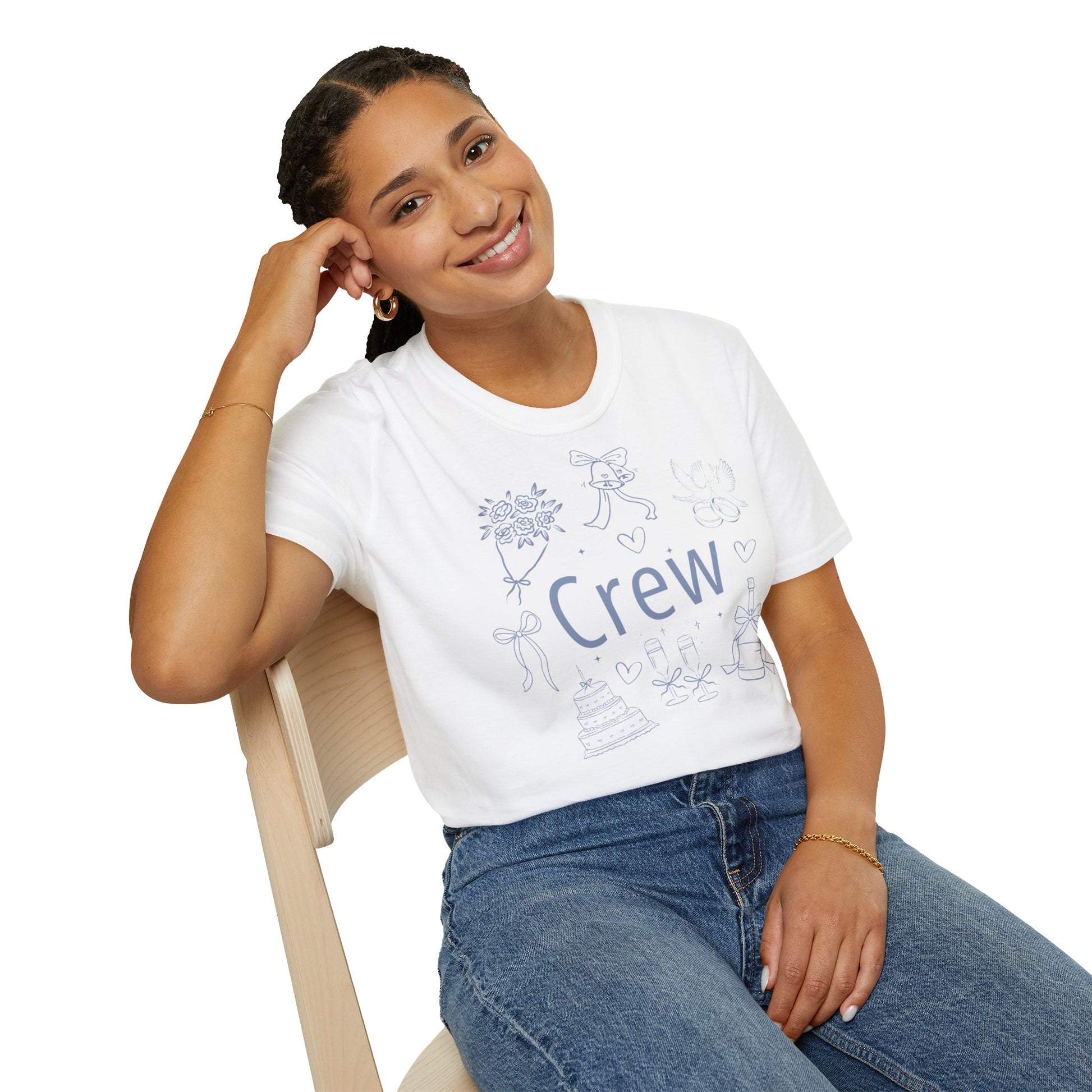 Frau trägt JGA T-Shirt Set mit  „Crew“-Aufdruck – schlichte Hochzeitsmotive wie Ringe, Schleife, Sektgläser – weißes T-Shirt für Frauen