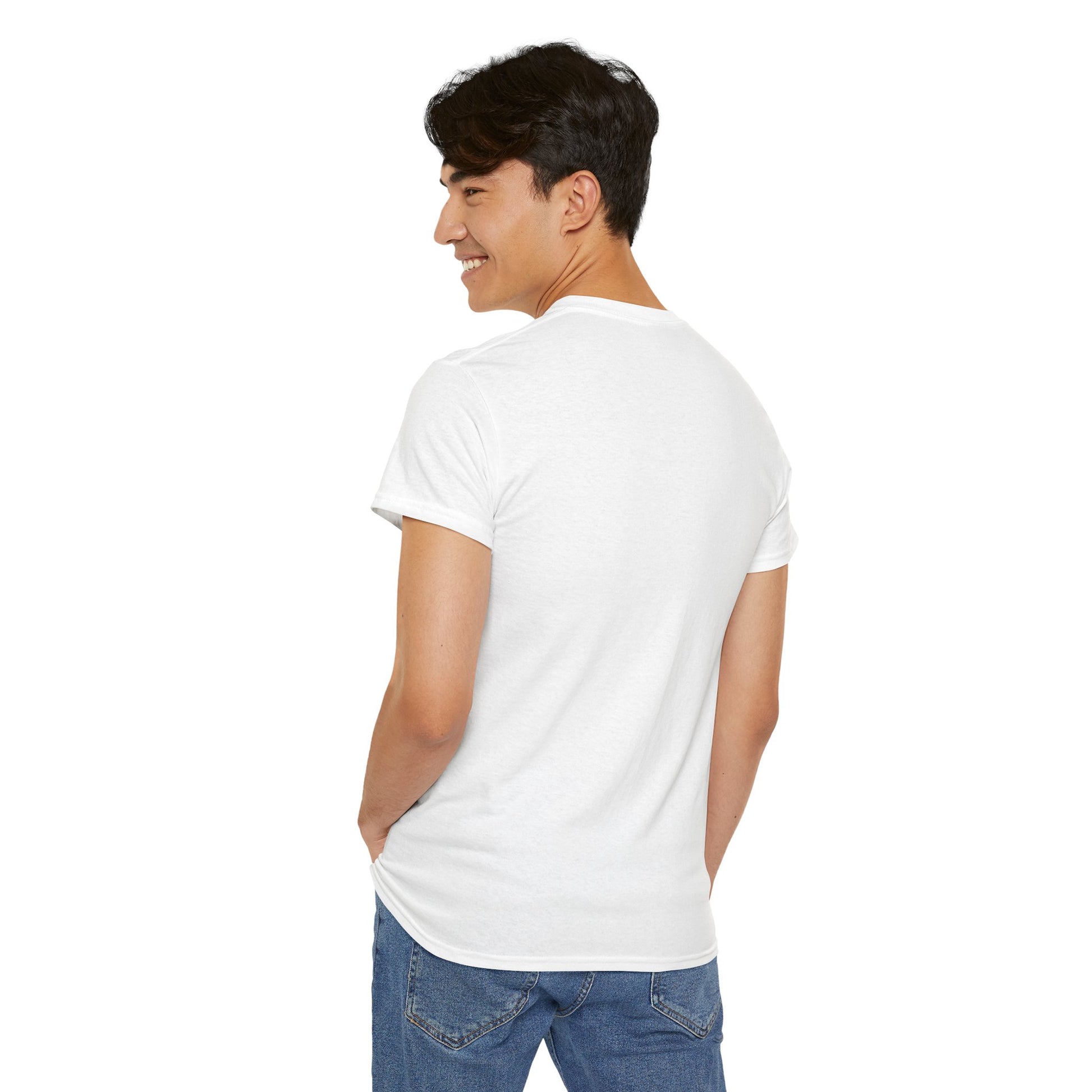 Rückansicht eines Mannes in einem schlichten weißen T-Shirt, der sich seitlich wegdreht und lächelt.