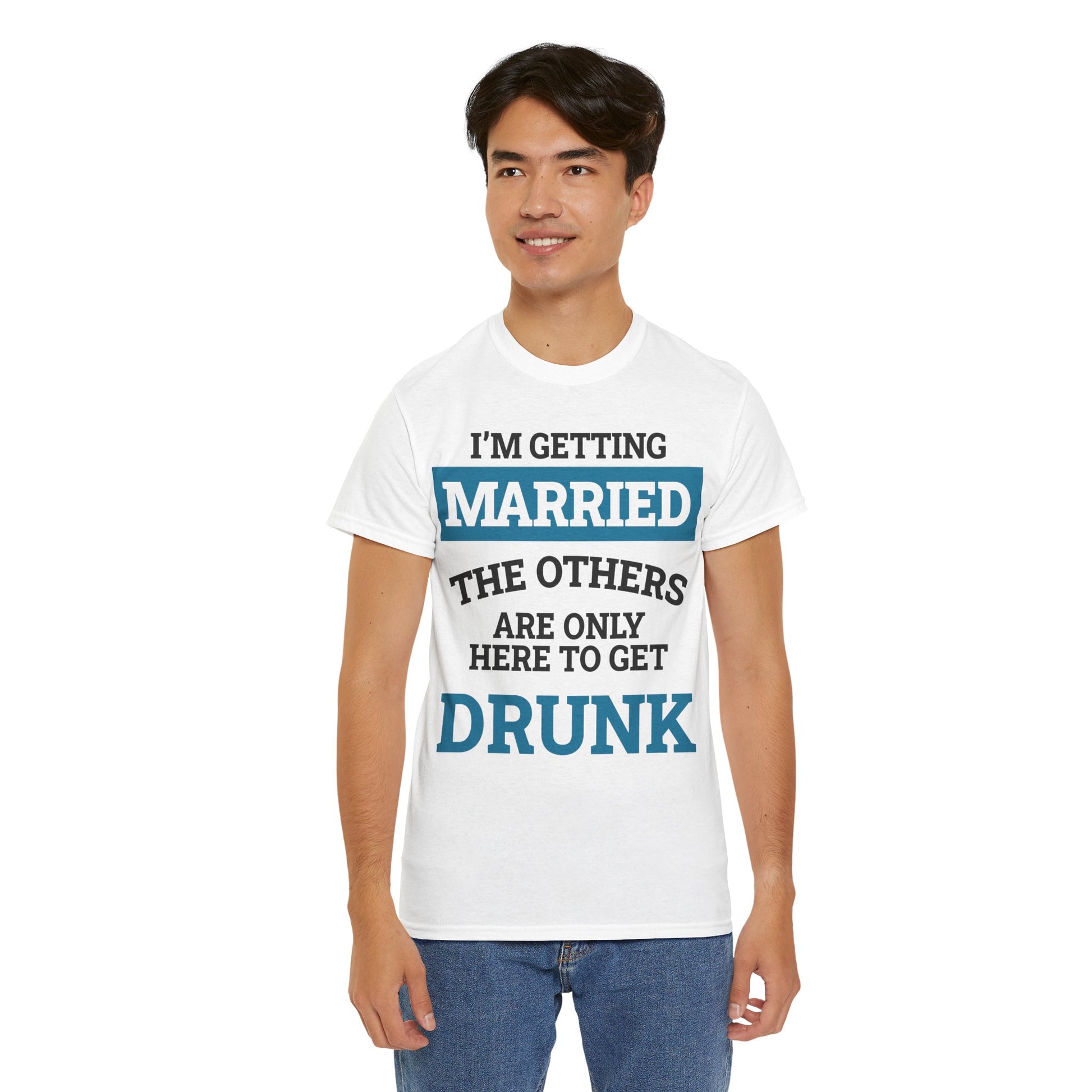 Frontalansicht eines Mannes in einem weißen JGA-T-Shirt mit dem Spruch „I'M GETTING MARRIED – THE OTHERS ARE ONLY HERE TO GET DRUNK“ in Schwarz-Blau, lächelnd und gerade stehend.