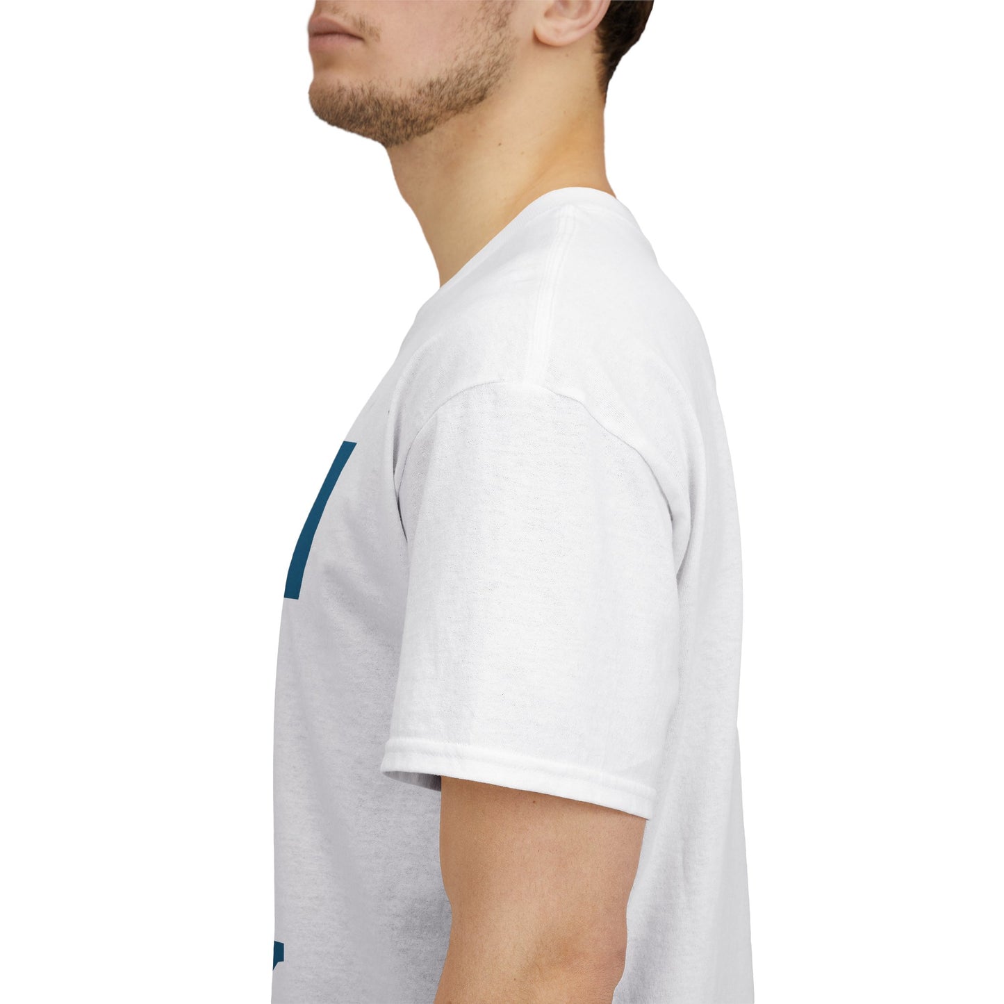 Nahaufnahme der linken T-Shirt-Ärmelnaht eines weißen T-Shirts, getragen von einer Person – Fokus auf Stoffstruktur und Passform.