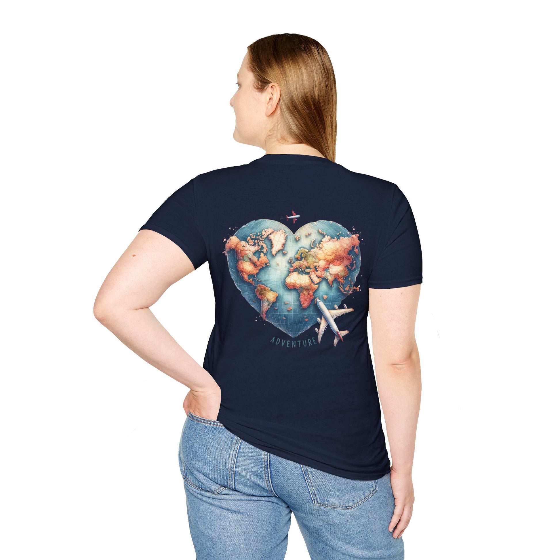 Navyblaues Unisex T-Shirt mit großem Rückenmotiv: Weltkarte in Herzform mit Flugzeug – Aufdruck „Adventure“, ideal für Reise-Fans.