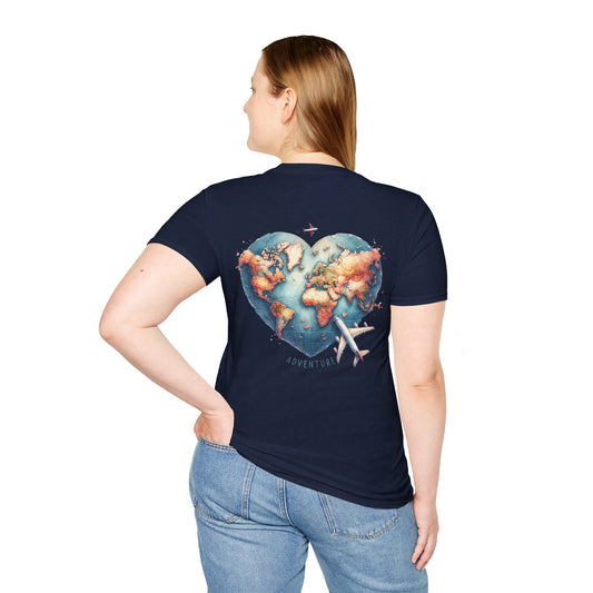 Navyblaues Unisex T-Shirt mit großem Rückenmotiv: Weltkarte in Herzform mit Flugzeug – Aufdruck „Adventure“, ideal für Reise-Fans.