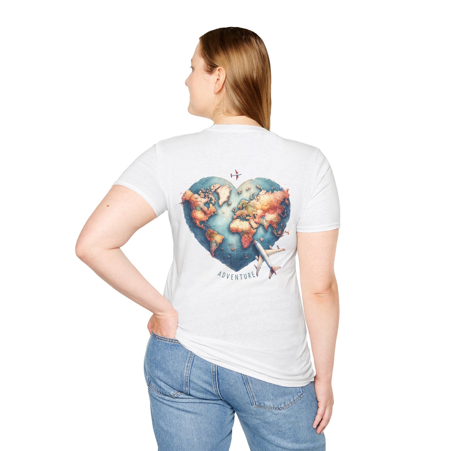 Unisex T-Shirt mit großem Rückenmotiv: Weltkarte in Herzform mit Flugzeug – Aufdruck „Adventure“, ideal für Reise-Fans.