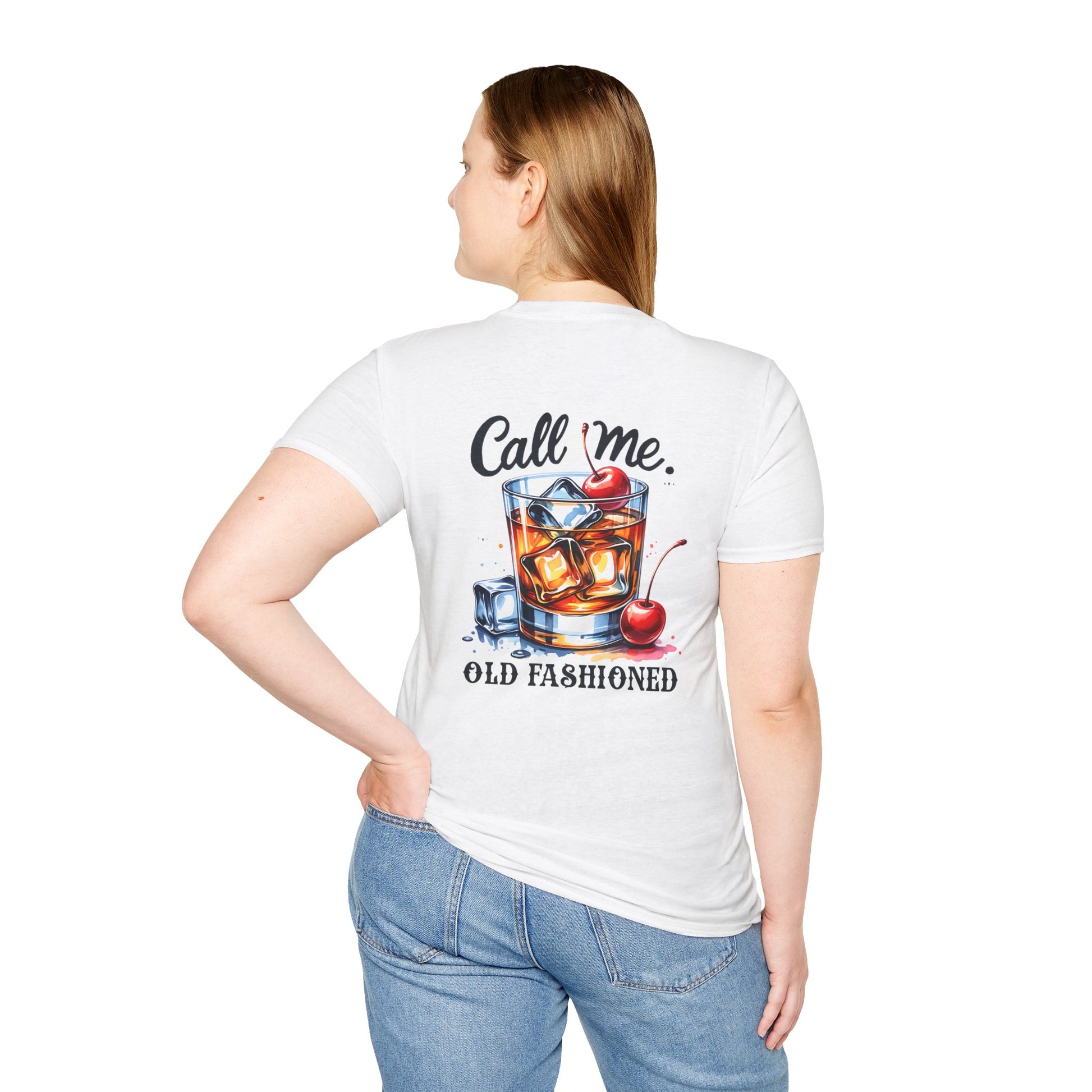 Weißes T-Shirt mit Rückendruck eines Old Fashioned Cocktails, Eiswürfeln und Kirschen sowie kleinem Brustmotiv vorne