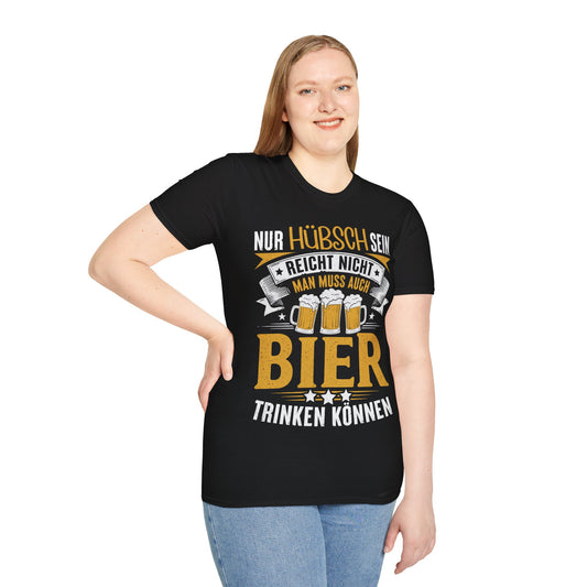 Frau trägt Schwarzes T-Shirt mit Aufdruck „Nur hübsch sein reicht nicht – man muss auch Bier trinken können“ und Bierkrug-Motiven – lustiges Funshirt für Bierliebhaber und Partygänger