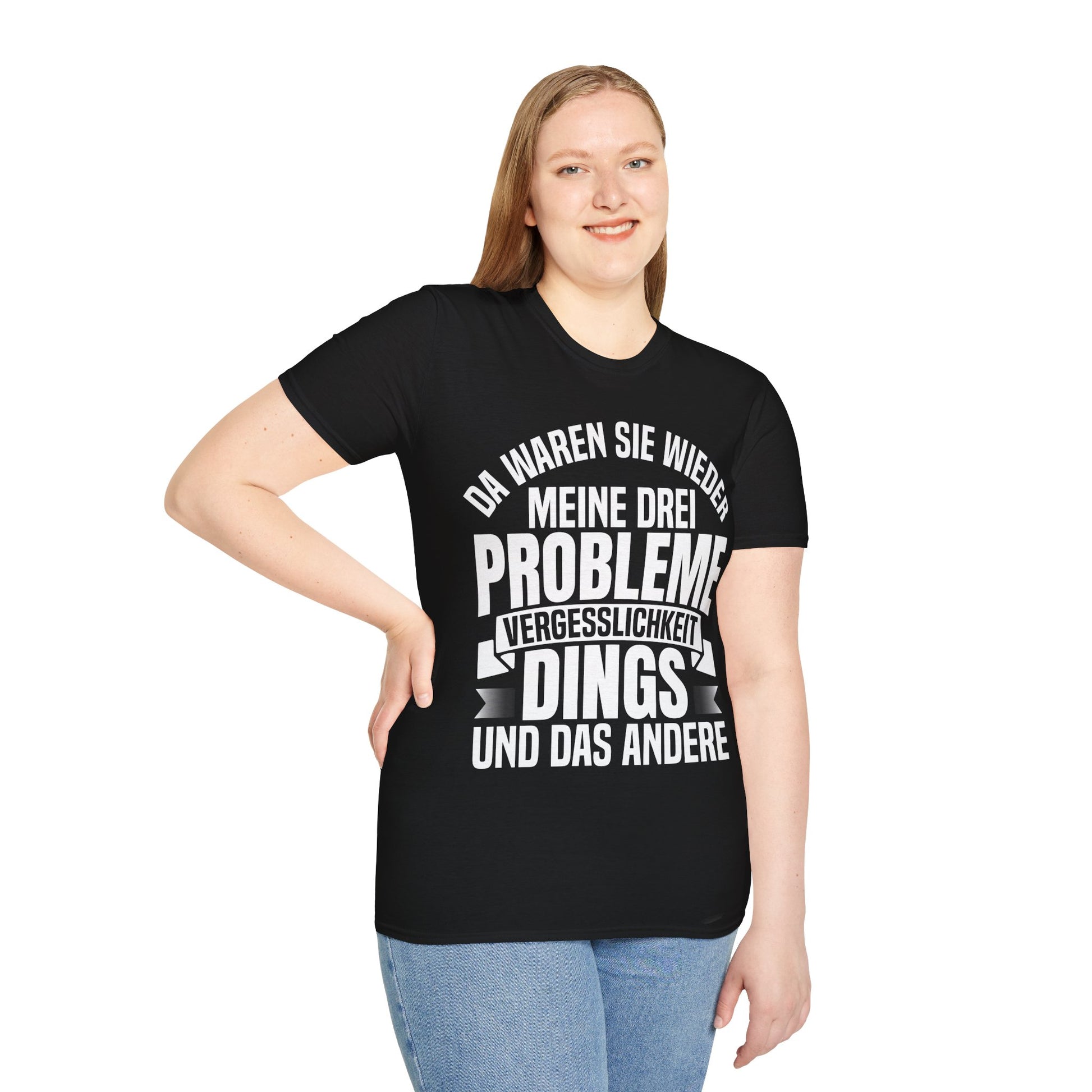 Frau trägt Schwarzes T-Shirt mit weißem Spruch „Da waren sie wieder, meine drei Probleme: Vergesslichkeit, Dings und das andere“ – Lustiges Funshirt Unisex