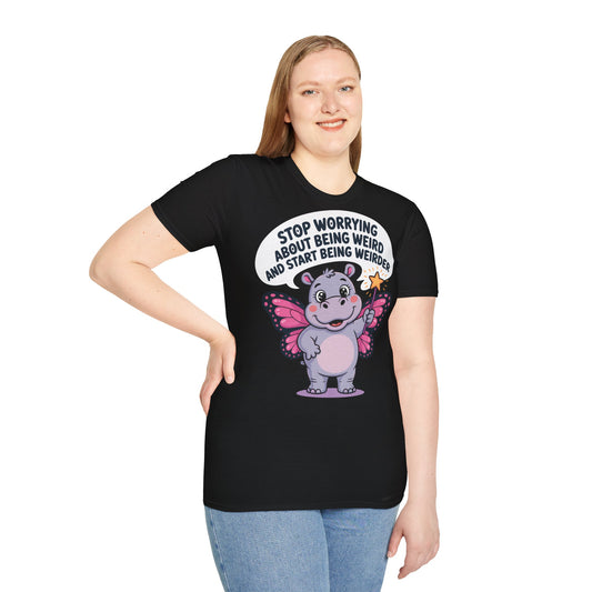 Frau trägt Schwarzes T-Shirt mit lustigem Nilpferd im Feen-Outfit und Spruch „Stop Worrying About Being Weird and Start Being Weirder“