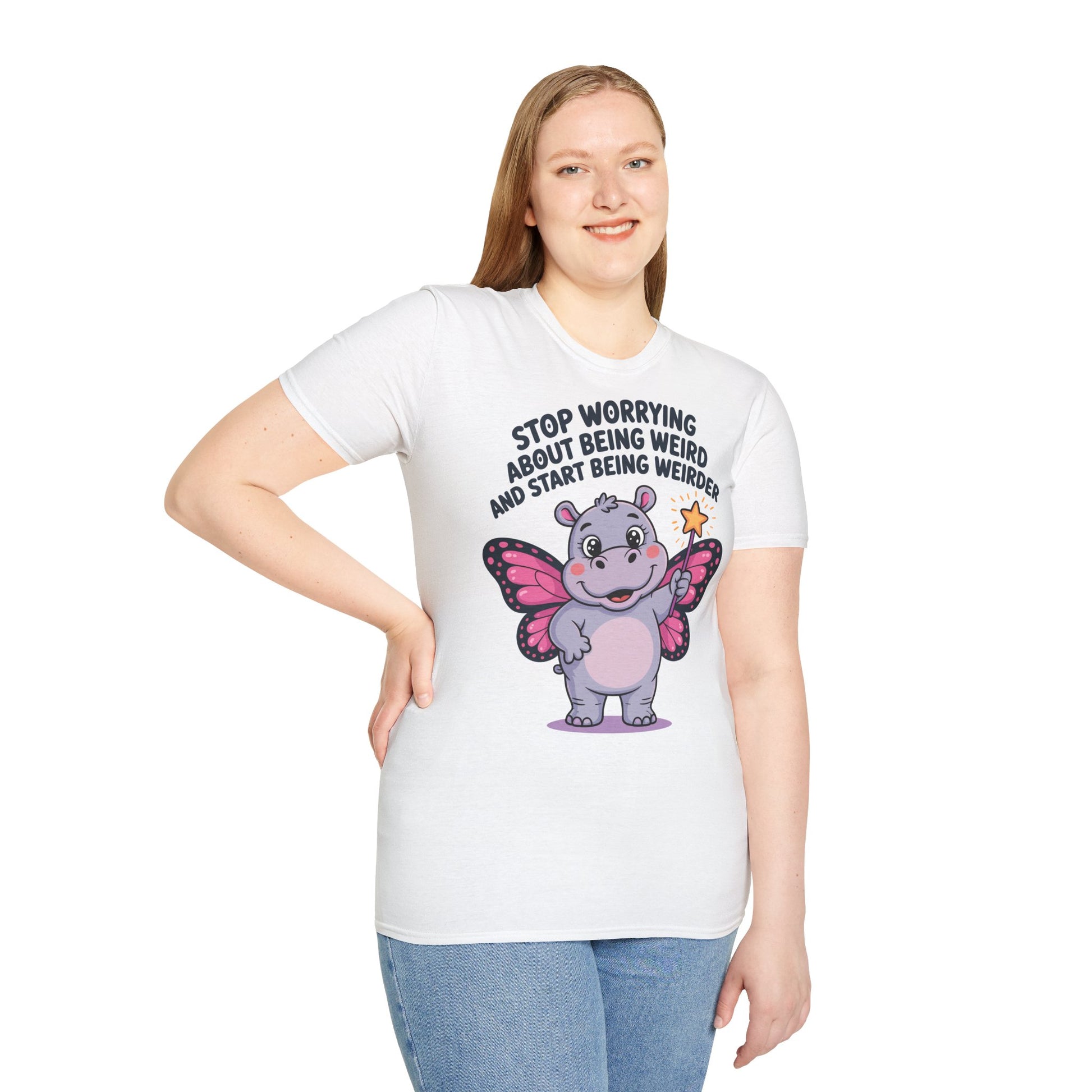 Frau trägt weißes T-Shirt mit lustigem Nilpferd im Feen-Outfit und Spruch „Stop Worrying About Being Weird and Start Being Weirder“