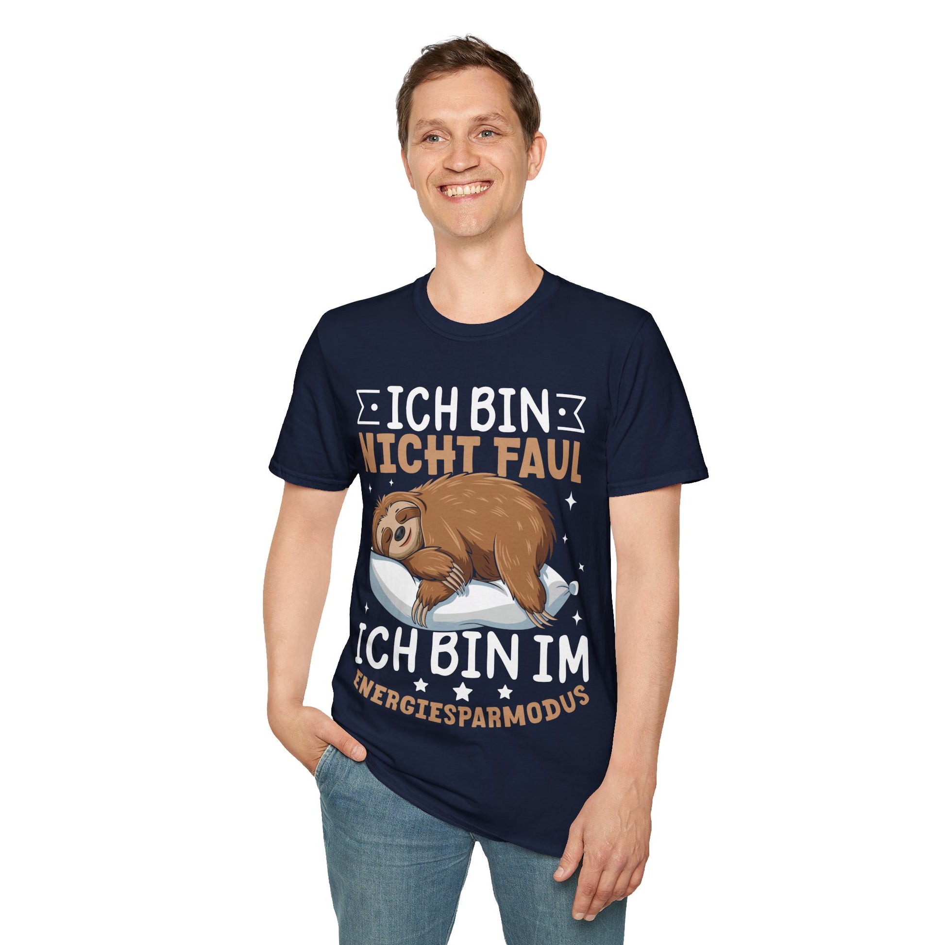 T-Shirt mit Spruch 'Ich bin nicht faul – ich bin im Energiesparmodus' und schlafendem Faultier – witziges Chill-Outfit
