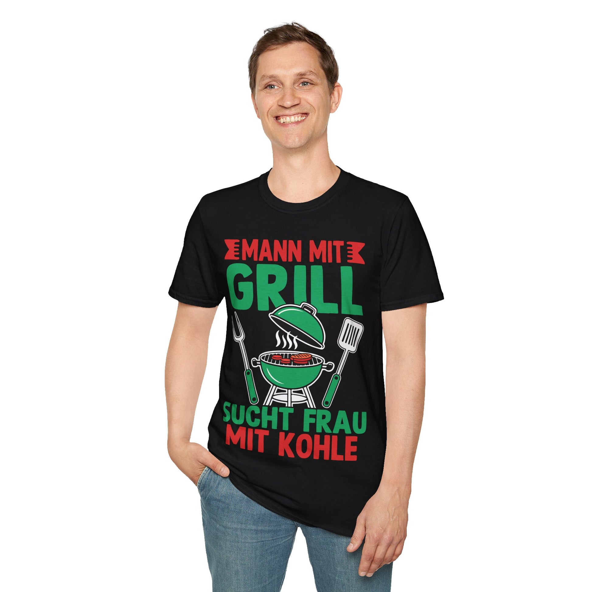 Mann trägt Schwarzes T-Shirt mit Grill und Grillbesteck sowie dem Spruch „Mann mit Grill sucht Frau mit Kohle“ – witziges BBQ-Shirt für Männer

