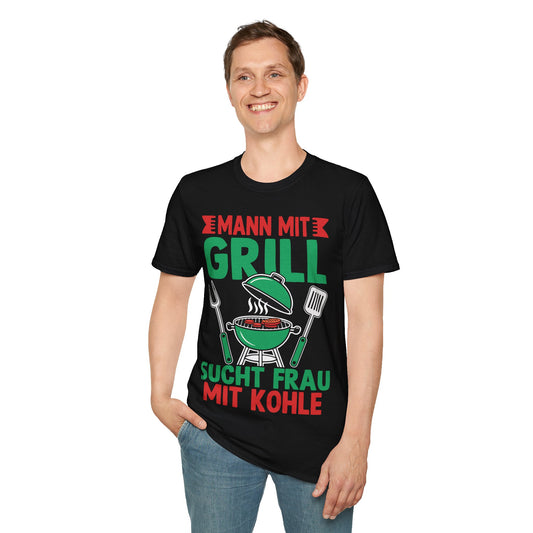 Mann trägt Schwarzes T-Shirt mit Grill und Grillbesteck sowie dem Spruch „Mann mit Grill sucht Frau mit Kohle“ – witziges BBQ-Shirt für Männer

