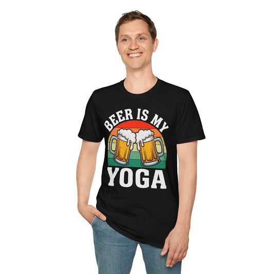 Schwarzes T-Shirt mit Retro-Design, zwei Bierkrüge stoßen an, darüber der Text „Beer is my Yoga“ – perfektes Shirt für Bierliebhaber