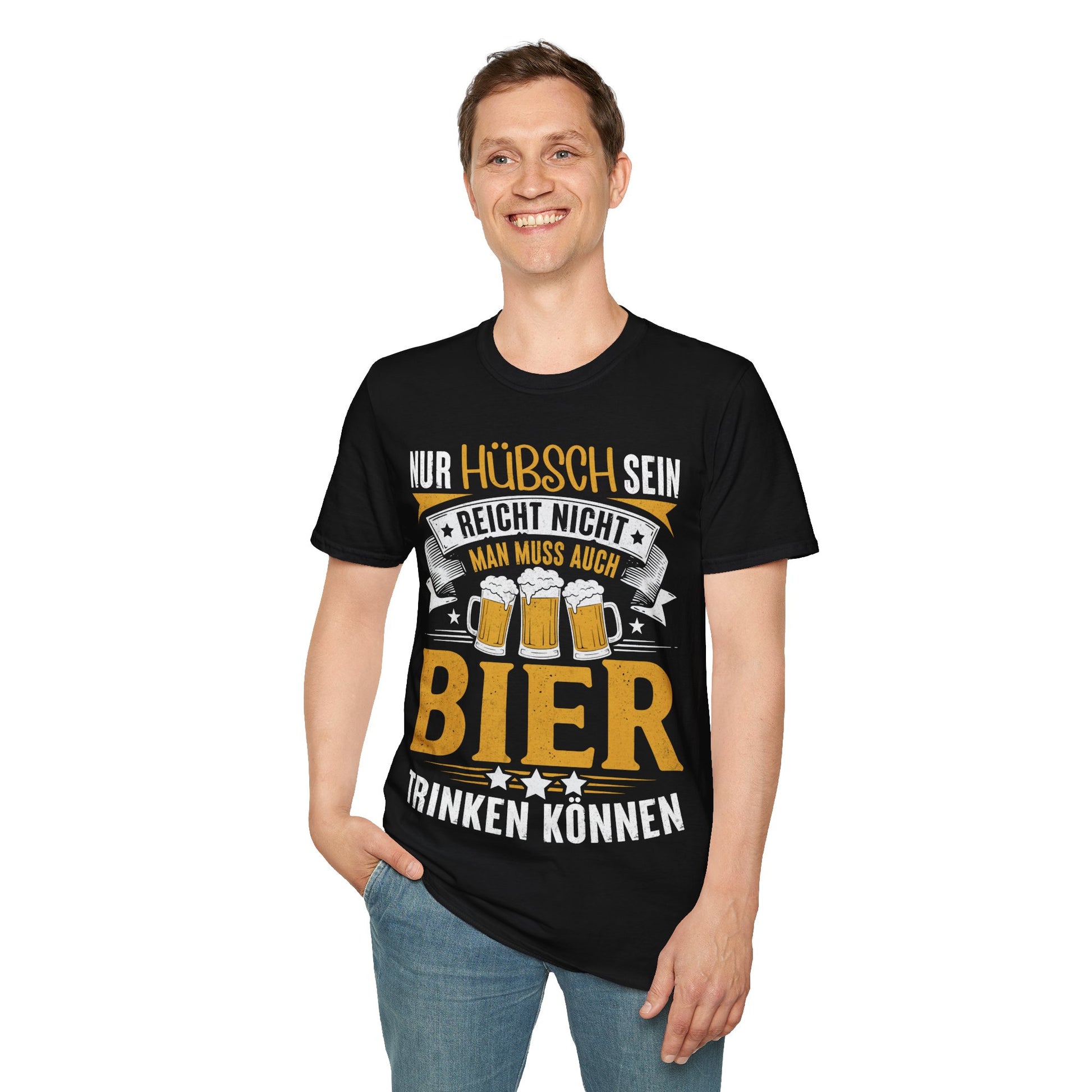 Mann trägt Schwarzes T-Shirt mit Aufdruck „Nur hübsch sein reicht nicht – man muss auch Bier trinken können“ und Bierkrug-Motiven – lustiges Funshirt für Bierliebhaber und Partygänger