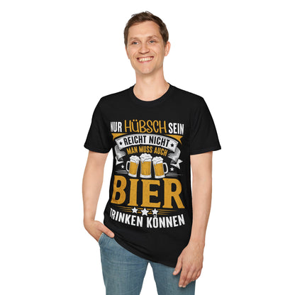 Mann trägt Schwarzes T-Shirt mit Aufdruck „Nur hübsch sein reicht nicht – man muss auch Bier trinken können“ und Bierkrug-Motiven – lustiges Funshirt für Bierliebhaber und Partygänger