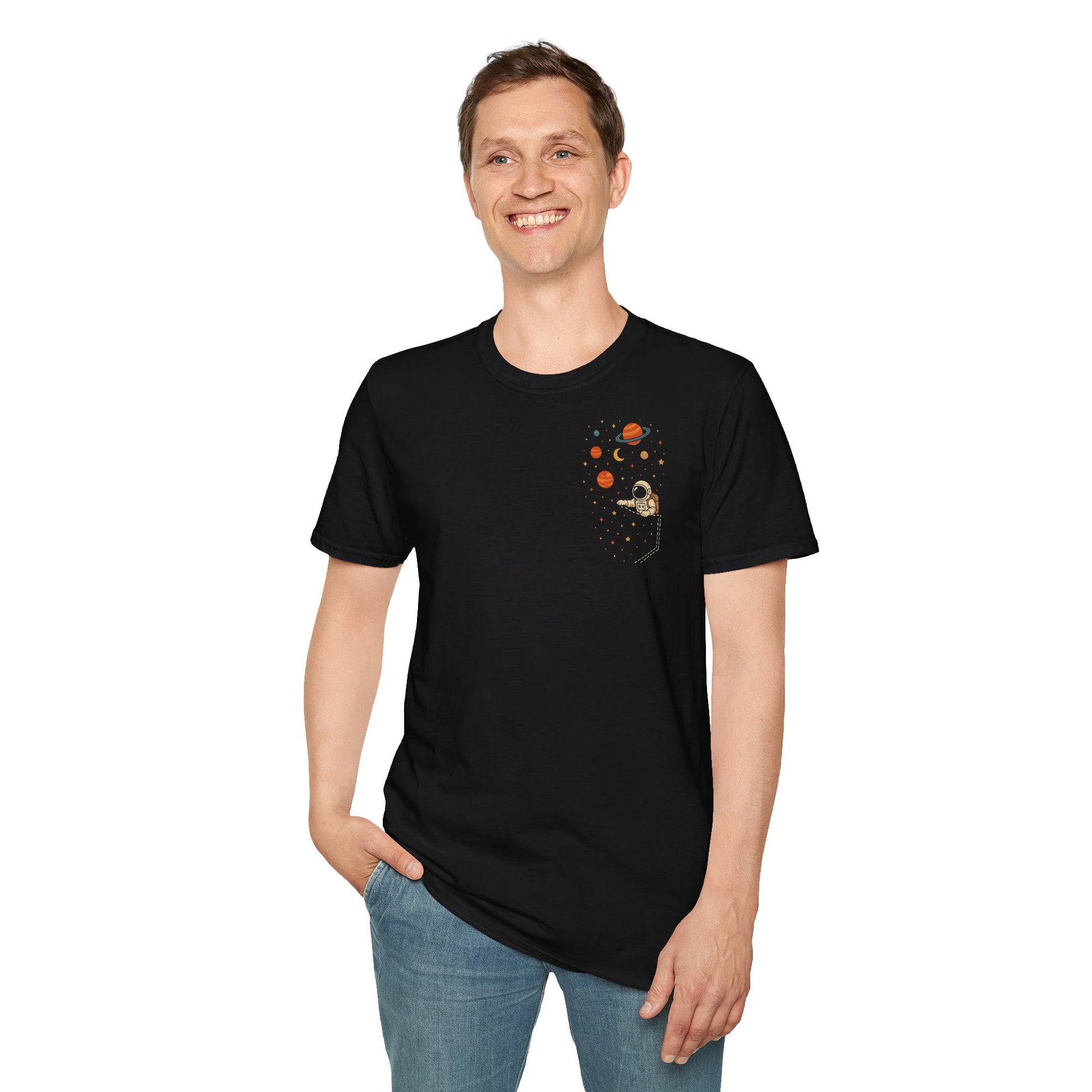 Schwarzes Astronauten T-Shirt mit Weltall und Planeten im Brusttaschen-Look – Unisex Shirt für Weltraum- und Sci-Fi-Fans